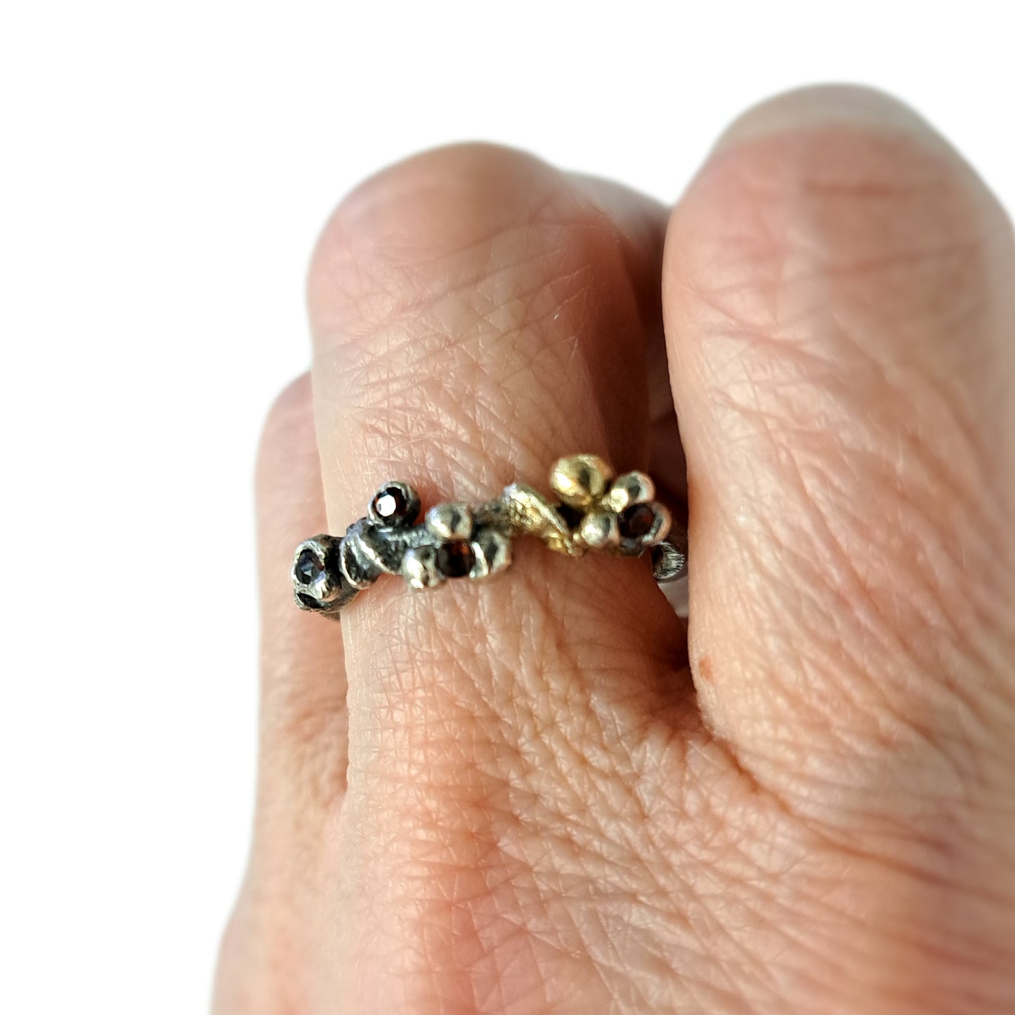 
                  
                    Gold und Silber organischer überwachsen Ring mit Granat
                  
                
