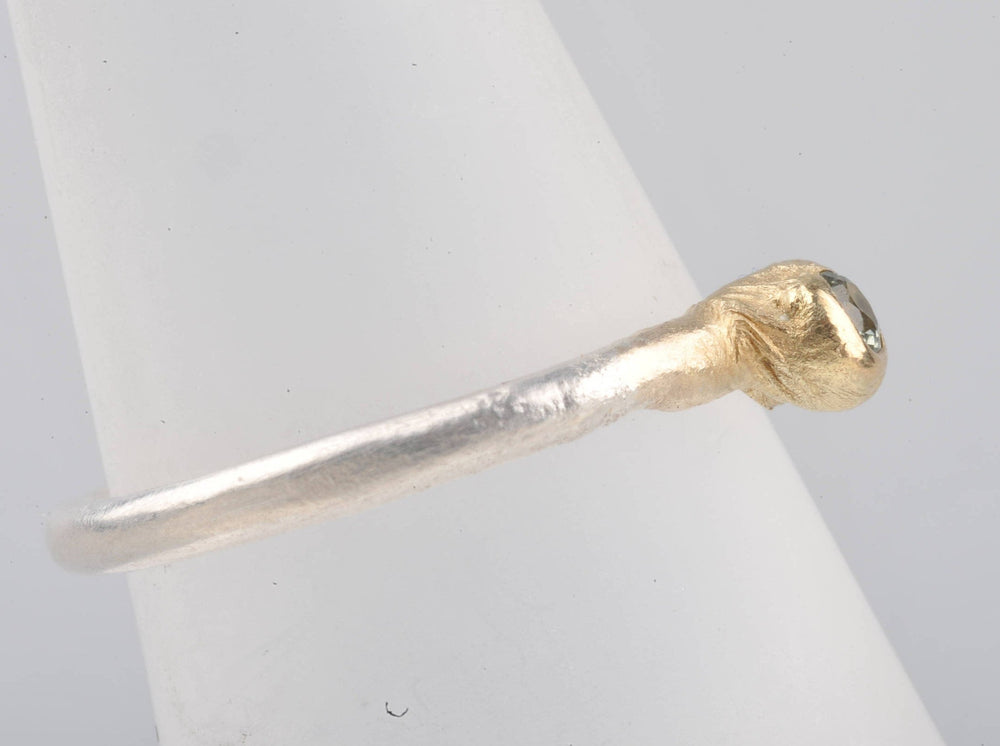
                  
                    Grüner Saphir in 14 Karat recyceltes Gold und Silber Ring
                  
                