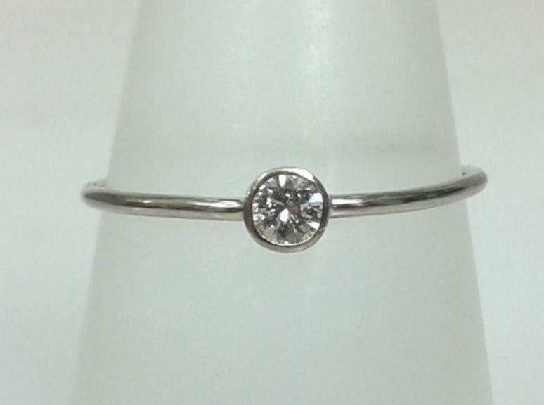 Dieser zarte Ring kann allein oder mit anderen Ringen gestapelt getragen werden. Wirklich besonders als Verlobungs- oder Freundschaftsring. Mein Weißgold ist mit Palladium legiert, was es sehr hart macht und ihm ein wirklich tolles Weiß verleiht, das mit der Zeit nicht vergilbt, wie es bei vielen Weißgoldlegierungen der Fall ist. Der 3 mm große 0,1-Karat-Diamant mit W/PI-Brillantschliff hat ein tolles Funkeln und stammt aus Kanada