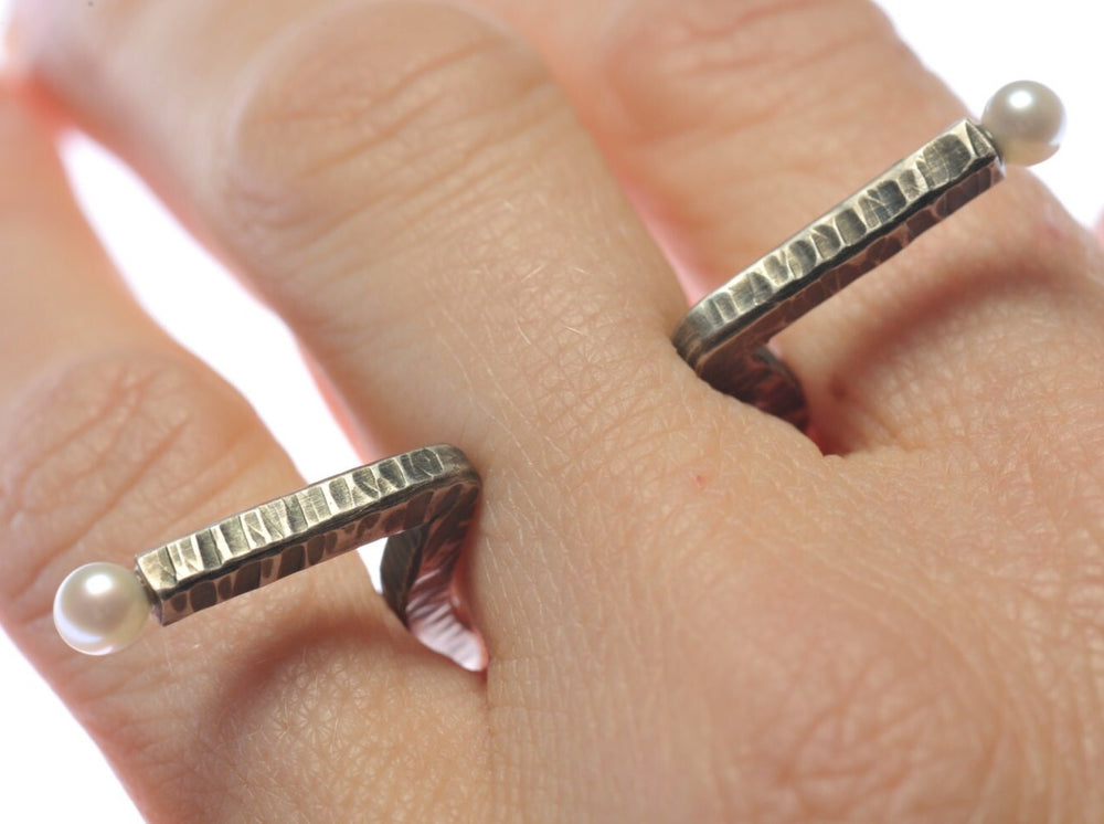 
                  
                    Dieser Omega Ring ist wirklich etwas Besonderes. Ein moderner Perlenring in gehämmertes, oxidiertes Silber im Kontrast zu leuchtend, weißen, echter Akoya Perlen.  Der Silberdraht hat ein 3 mm breites, quadratisches Profil.  Der Ring ist ein US 6, UK L1/2, European 12 (52mm Fingerumfang)
                  
                