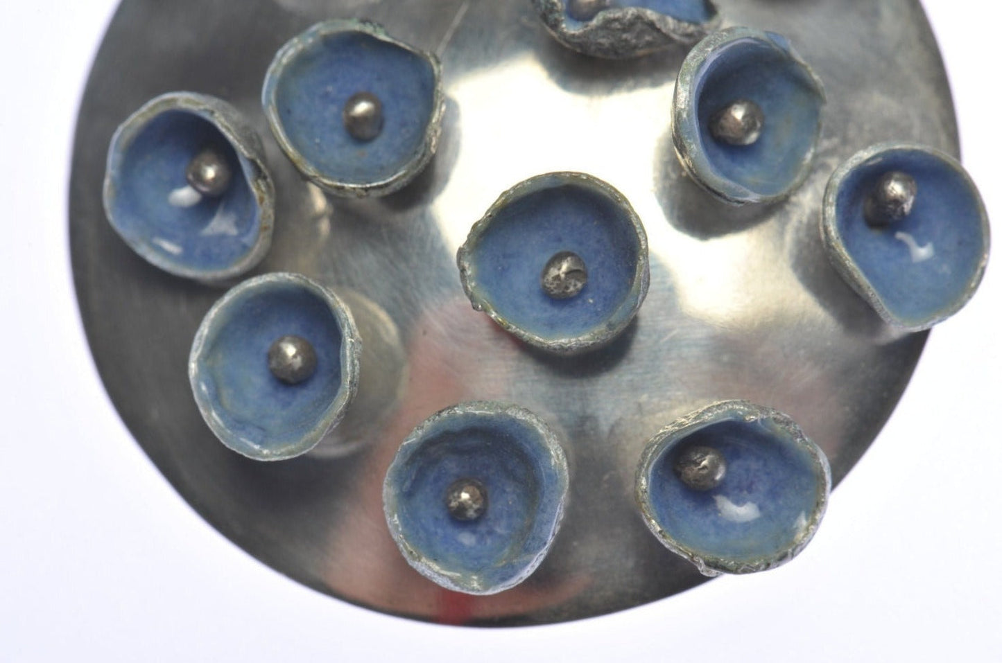 Die zeitlose Kunst der Emaille im Schmuck und Objekt