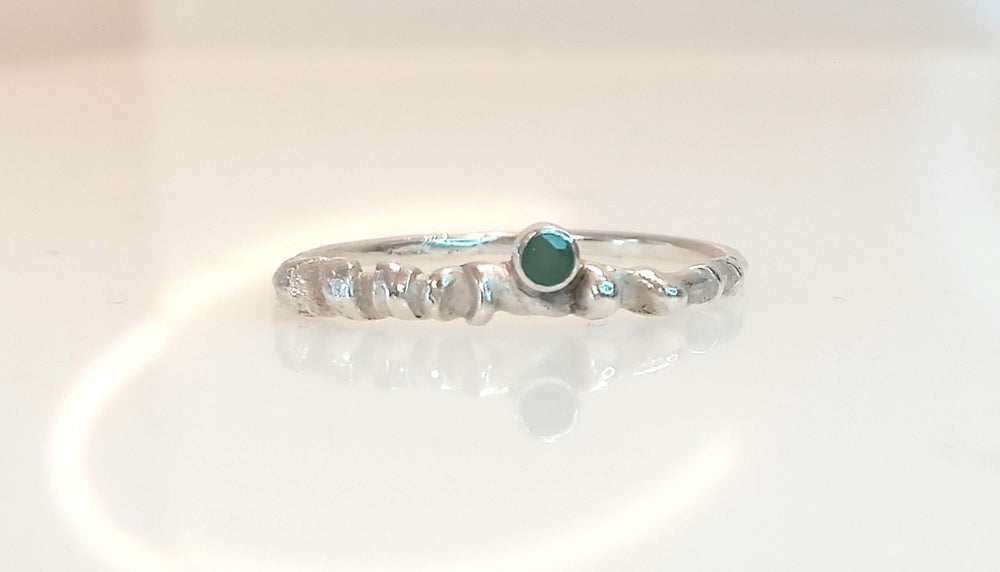 Entangled Ring mit Geburtsstein -Liebe, Freundschaft, Familie - manche Verbindungen sind zu tief, um sie zu entwirren.
Kreieren Sie einen einzigartigen Entangled Ring, der Ihre Geschichte erzählt.

Der Ring auf dem Foto hat einen Smaragd, den Geburtsstein des Monats Mai, der für eine Mutter zu Ehren ihrer Tochter angefertigt wurde. Wen möchtest du auf deinem Entangled-Ring haben?