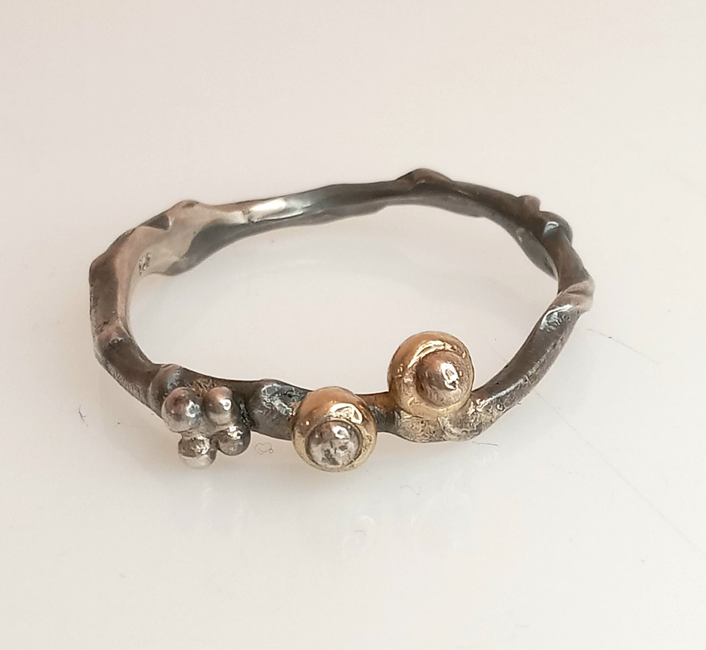 
                  
                    Handgefertigter Unikat-Ring aus 585 Gold und Silber – Einzigartiges Schmuckstück aus Köln
                  
                