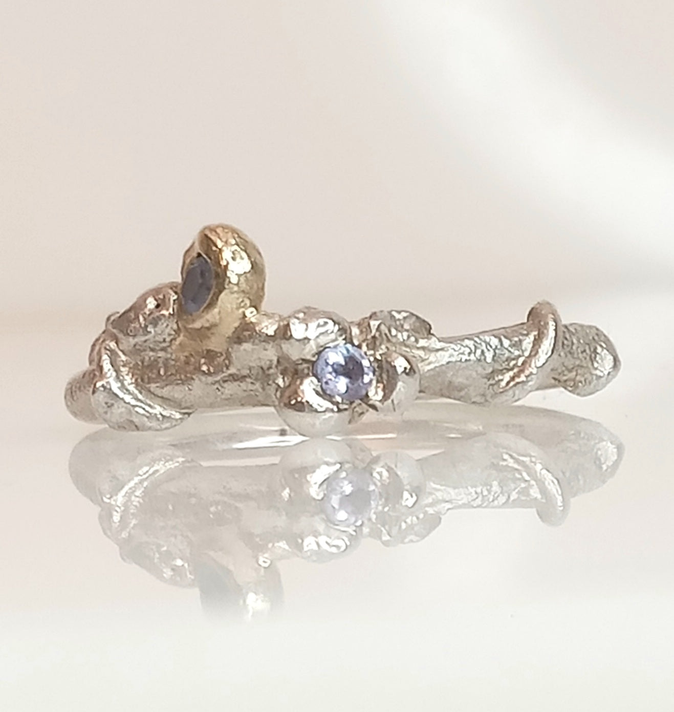 
                  
                    Saphire und Tanzanit überwachsen Ring
                  
                