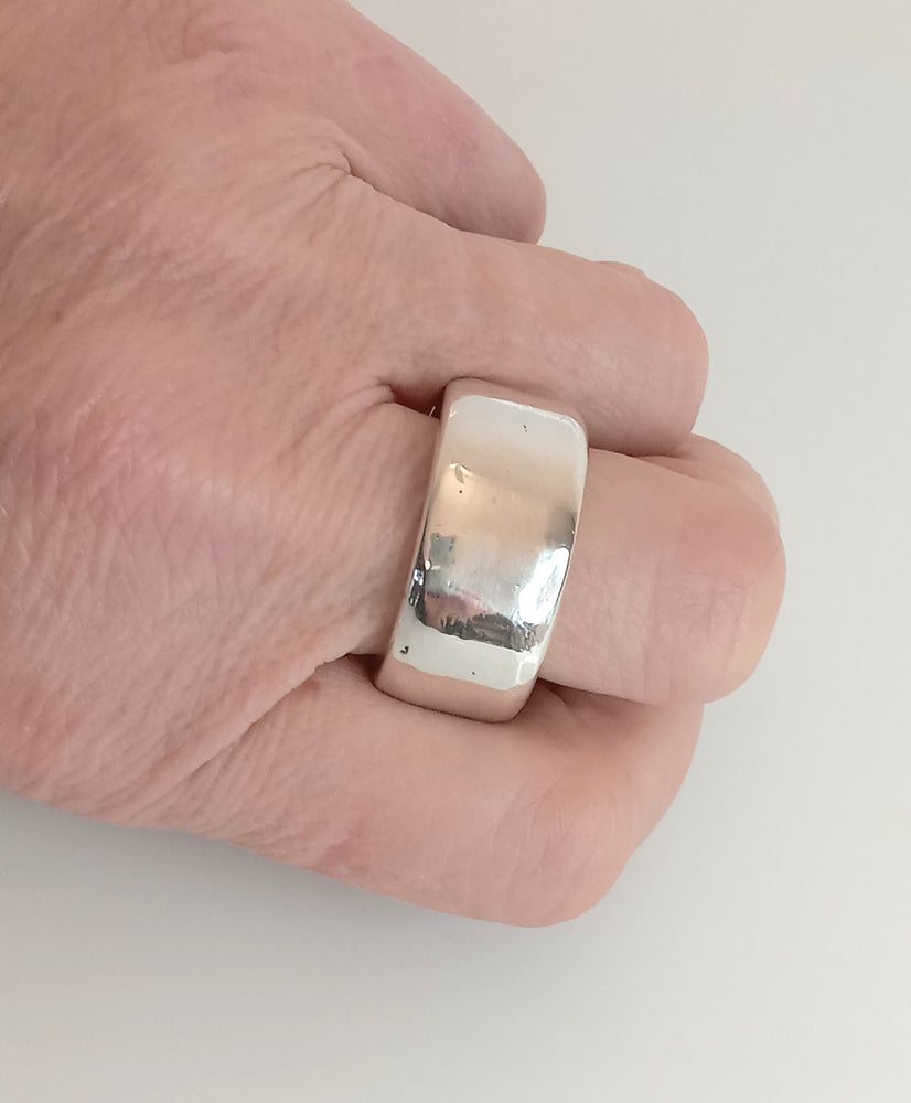 
                  
                    Sandgussring aus massivem Silber
                  
                