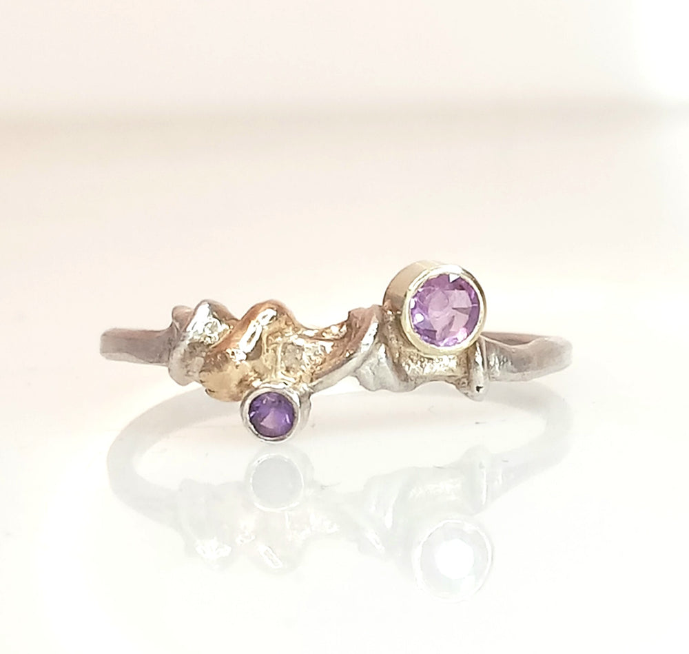 Handgefertigter Ring mit 3 mm rosa Saphir und 2 mm Amethyst auf 1,5 mm breitem Band aus recyceltem Silber, Saphir in 585er Gold gefasst, Ringgröße 56,5, Unikat-Schmuckstück aus der Überwachsen-Kollektion.