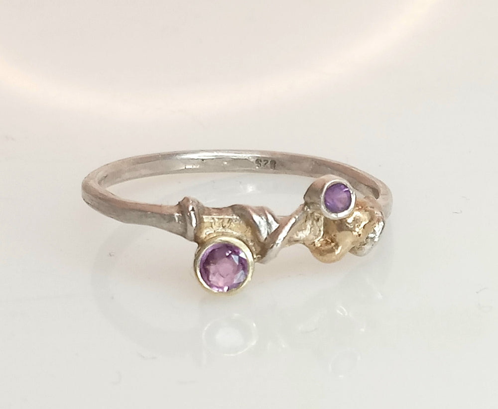 
                  
                    Besonderer Verlobungsring mit rosa Saphir und Amethyst
                  
                