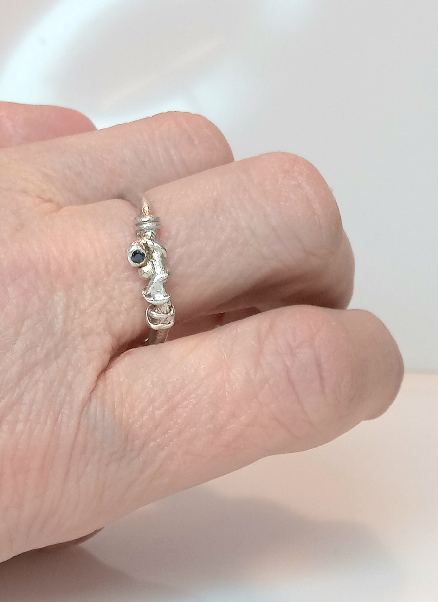 
                  
                    Schlichter Handgefertigter Saphir-Ring aus Silber – Perfekt für jede Gelegenheit
                  
                