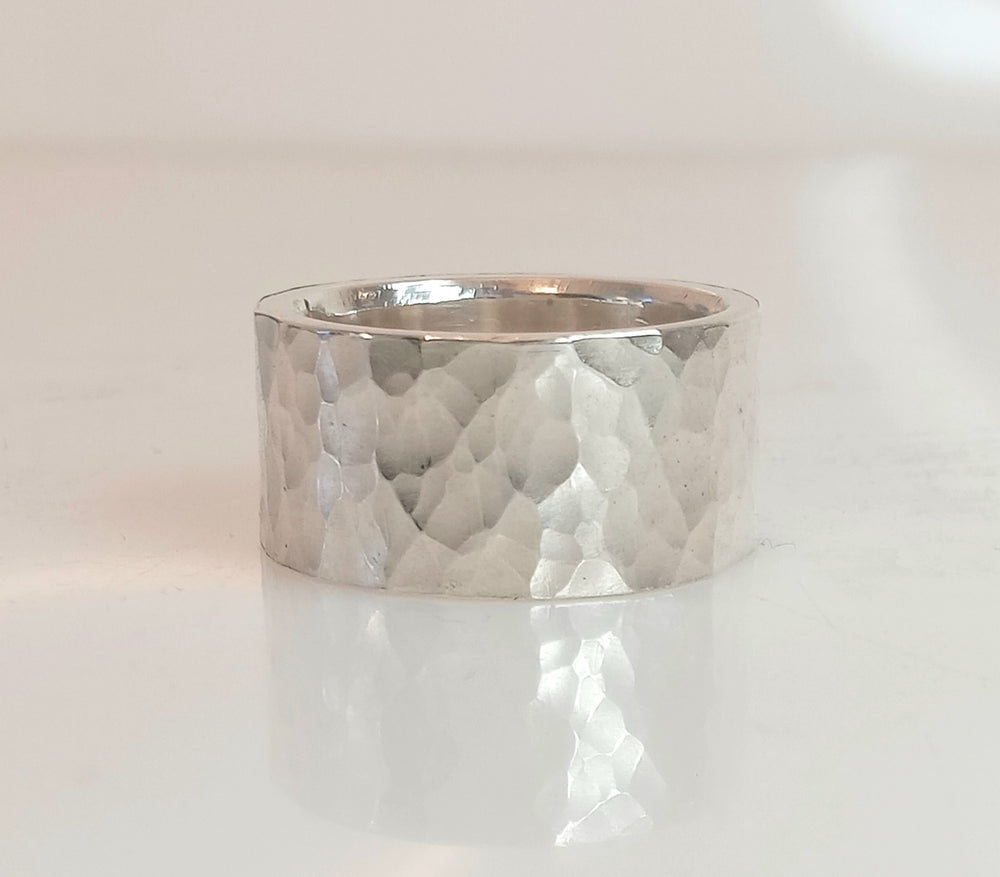 Breiter, handgefertigte Ring aus recyceltem Silber
