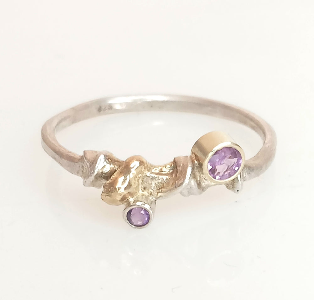
                  
                    Besonderer Verlobungsring mit rosa Saphir und Amethyst
                  
                
