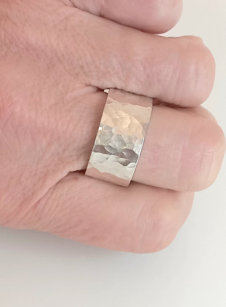 
                  
                    Breiter, handgefertigte Ring aus recyceltem Silber
                  
                