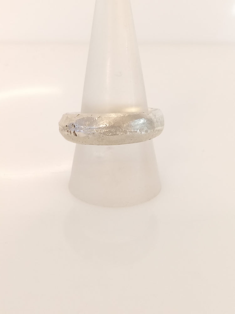 
                  
                    Großer Silberring aus Sandguss
                  
                