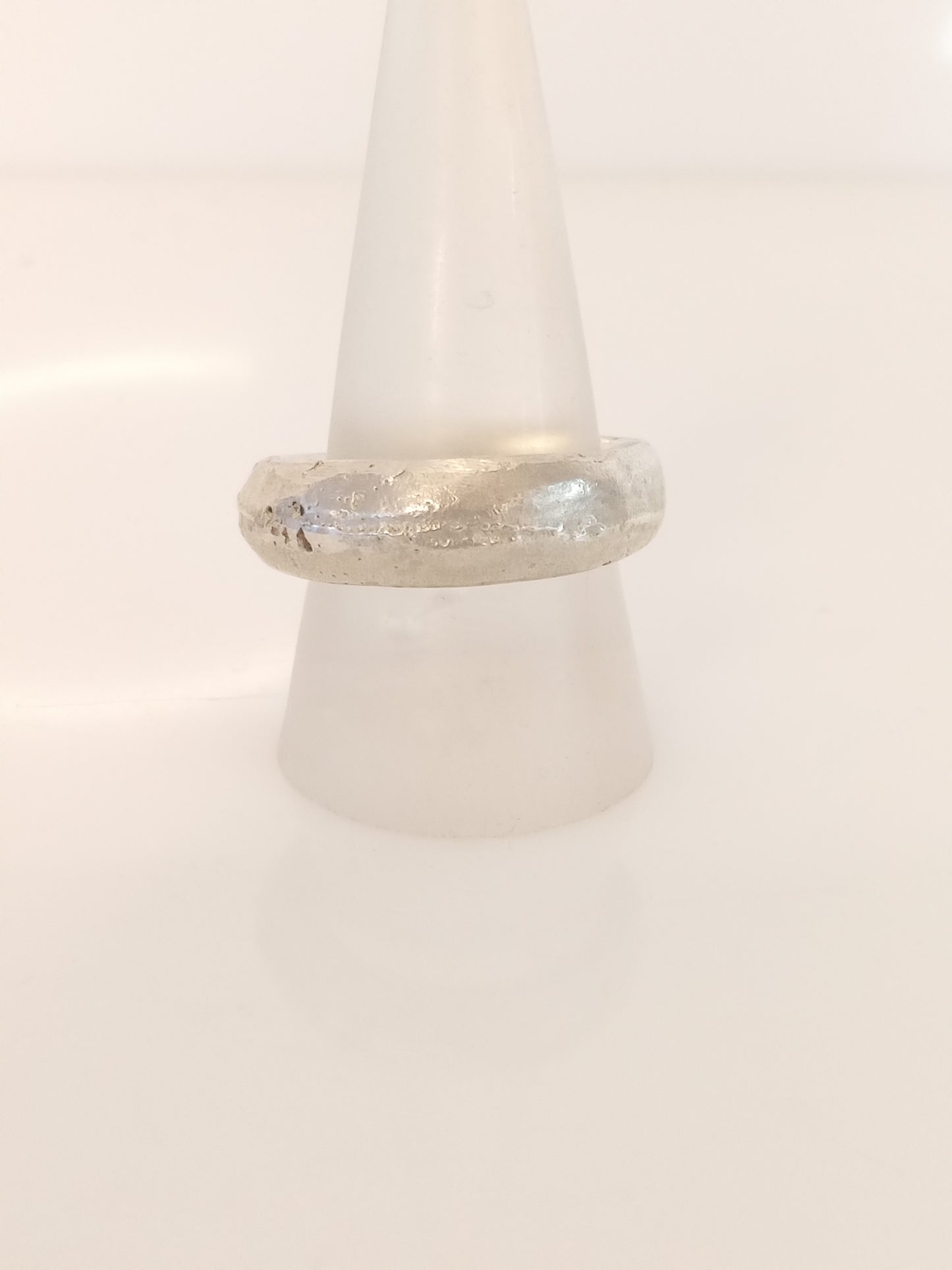 
                  
                    Großer Silberring aus Sandguss
                  
                