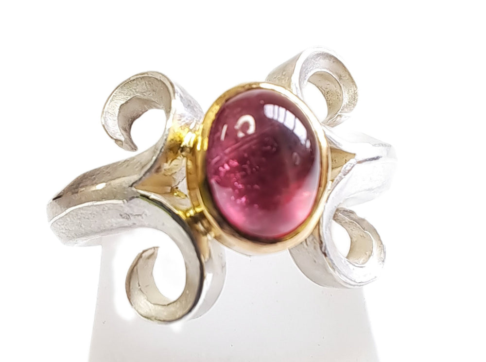 
                  
                    Ring aus rosa Turmalin in Silber und Gold
                  
                