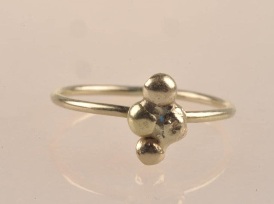 
                  
                    Vierblättriger Stapelring aus 14 Karat Gold Dieser zierliche Ring ist sowohl einzeln als auch in einem Stapel elegant. Er ist Teil meines "Love, Honor and Respect"-Trios von Verlobungs-, Hochzeits- und Jubiläumsringen. Das Quatrefoil misst 7,5 mm x 6 mm.
                  
                
