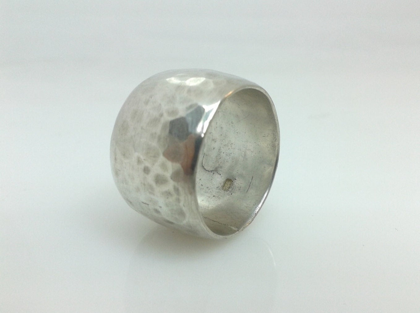 Dieser Ring ist einfach fantastisch. Wenn Sie ein großer Silberring suchen, hier sind Sie richtig. Er ist 14 mm (1/2") breit und 2 mm dick und verjüngt sich zu den Kanten hin. Ich habe ihn geschmiedet, was ihm die herrliche gehämmerte Struktur verleiht, die Sie auf den Bildern sehen. 