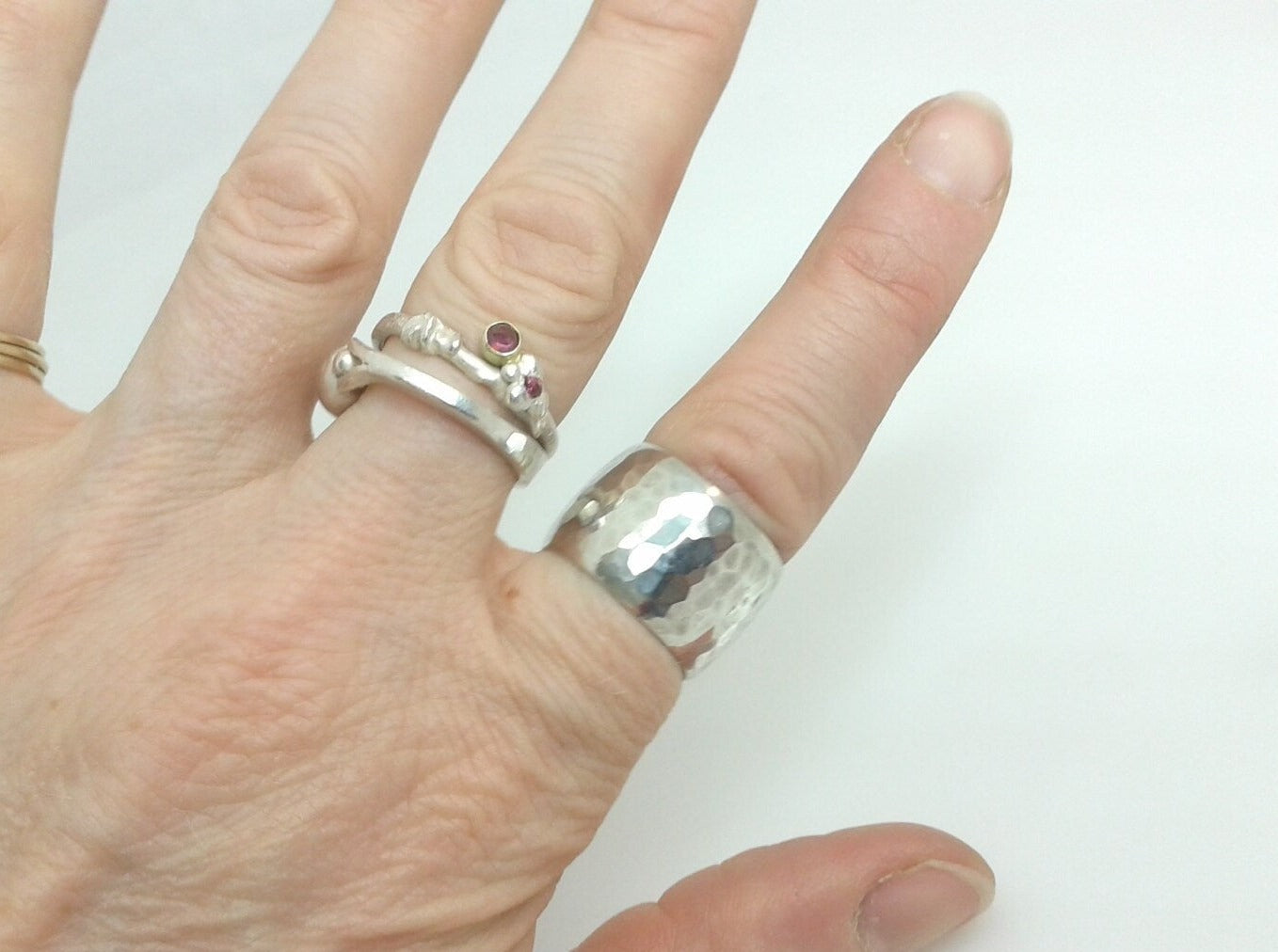 
                  
                    Gehämmerter Ring aus recyceltem Silber
                  
                
