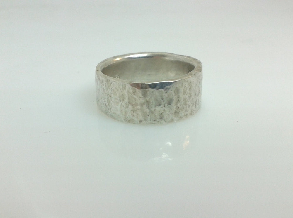 Breiter, handgefertigte Ring aus recyceltem Silber