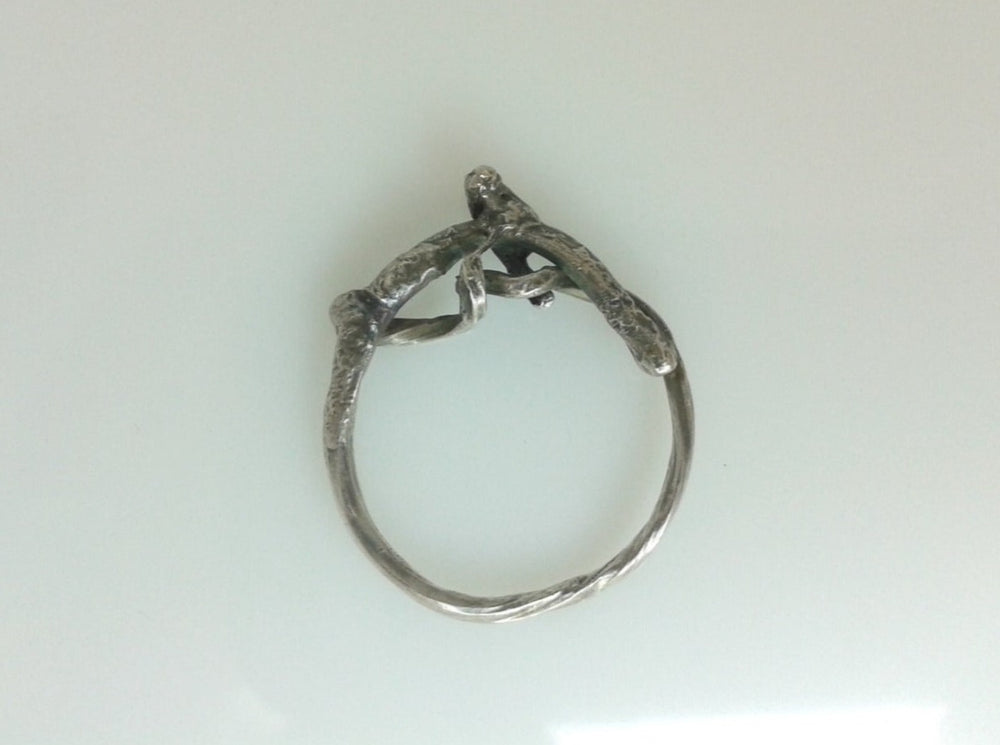 
                  
                    Oxidierter, gotischer, barocker, verschmolzener Ring aus recyceltem Silber Geschwärzt, verdreht und dennoch luftig und elegant, ist dieser Ring einzigartig. Europäische Größe 16,5 (56,5 mm Fingerumfang), U.S. 8, U.K. Q
                  
                