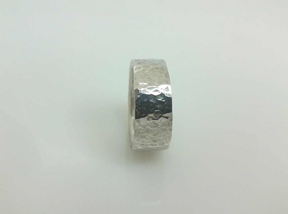 Breiter, handgefertigte Ring aus recyceltem Silber