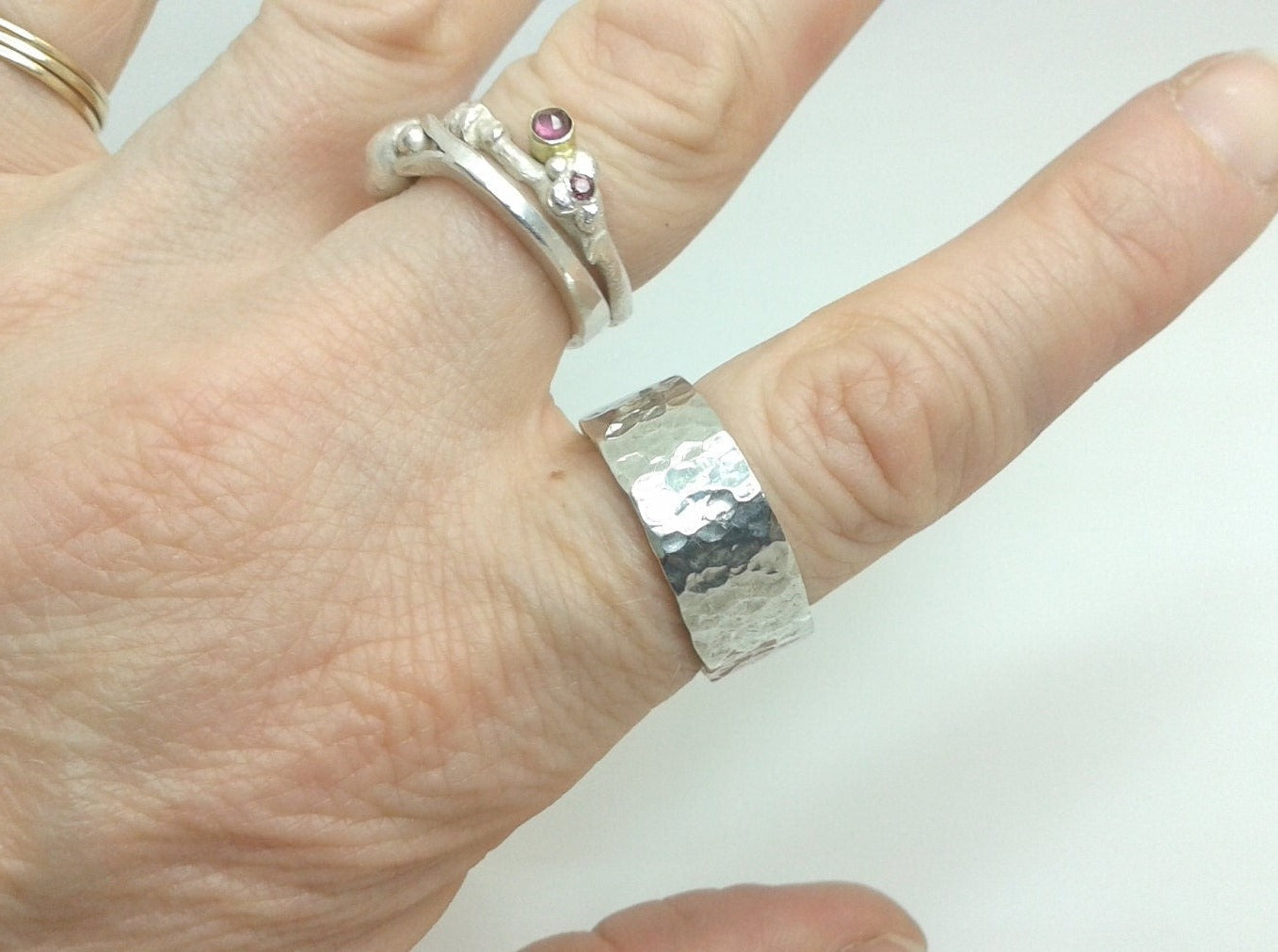 
                  
                    Breiter, handgefertigte Ring aus recyceltem Silber
                  
                