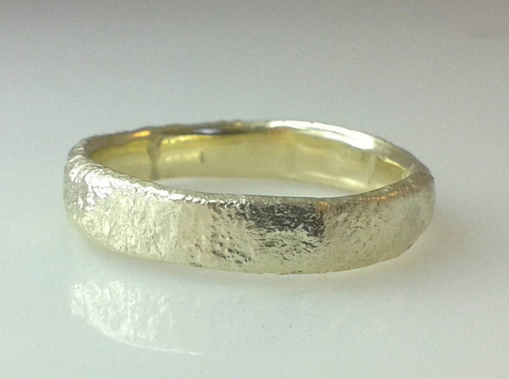 585 Gelbgold retikulierter Ring. Wenn du Unikattrauringe in Köln suchst, jeder dieser Ringe ist ein Unikat.