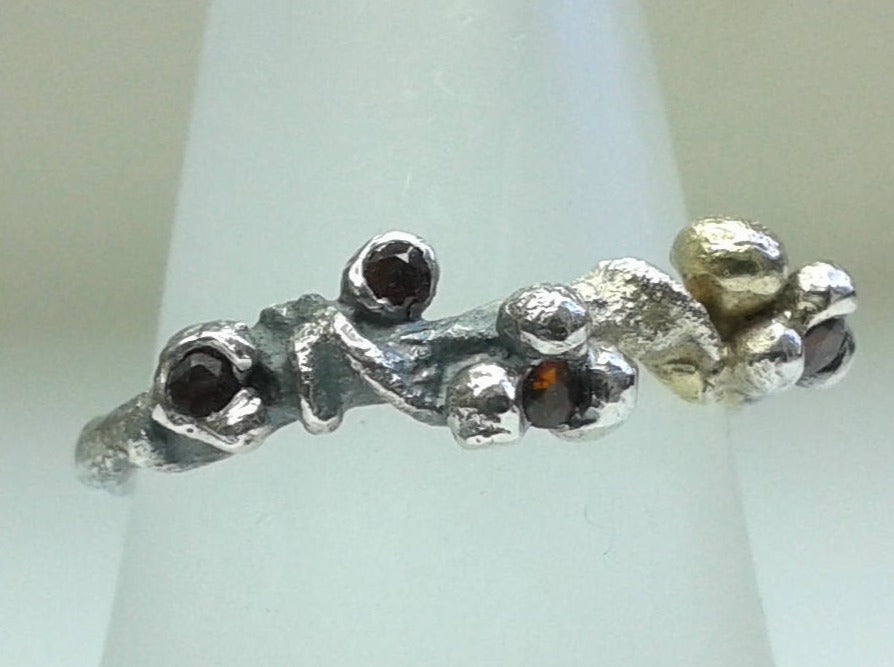 
                  
                    Gold und Silber organischer überwachsen Ring mit Granat
                  
                