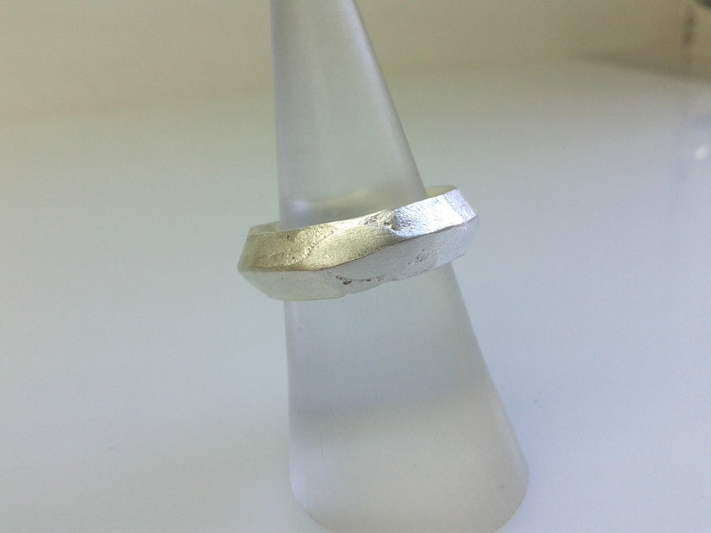 
                  
                    Sandguss Ring aus recyceltem Silber
                  
                