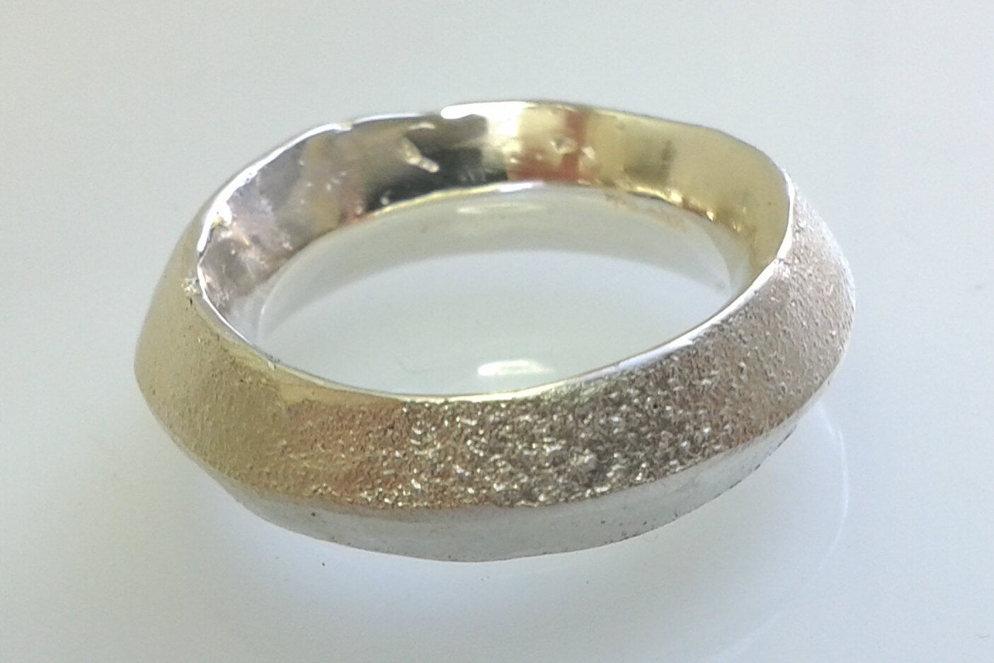 
                  
                    Sandguss Ring aus recyceltem Silber
                  
                