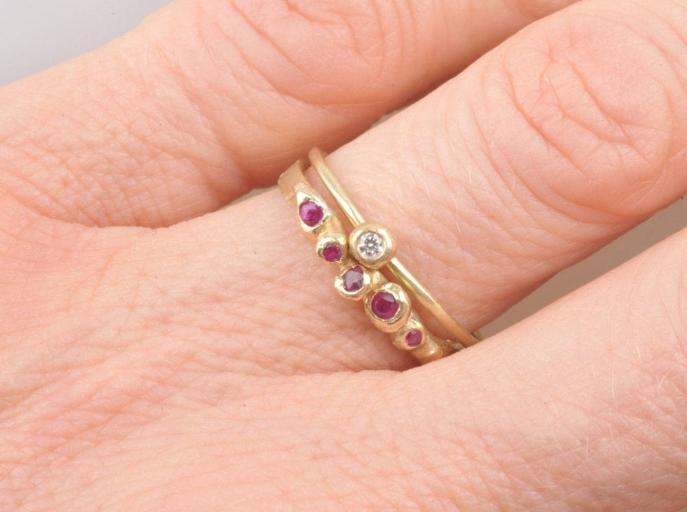 Dieser zarte Ring sieht aus, als könnte er aus der Erde wachsen. Die fünf Rubine sind alle leicht schräg zueinander gefasst, so dass sich aus jedem Blickwinkel eine andere Perspektive ergibt.