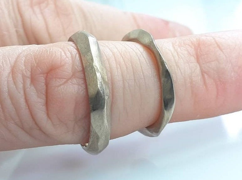 Diese Ringe sind handgefertigt, was bedeutet, dass jeder einzelne ein Unikat ist. Sie schlängeln sich um den Finger, jede Kurve unterscheidet sich subtil von der vorherigen.