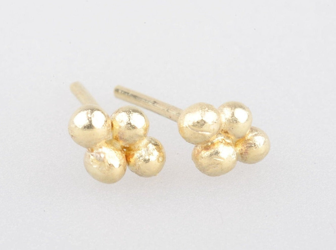 
                  
                    Goldene Quatrefoil-Ohrringe. Die Ohrstecker aus massivem 14-karätigem Gold haben eine Größe von 4,5 x 6,5 Millimetern. Perfekt für den Alltag, ohne langweilig zu wirken.
                  
                