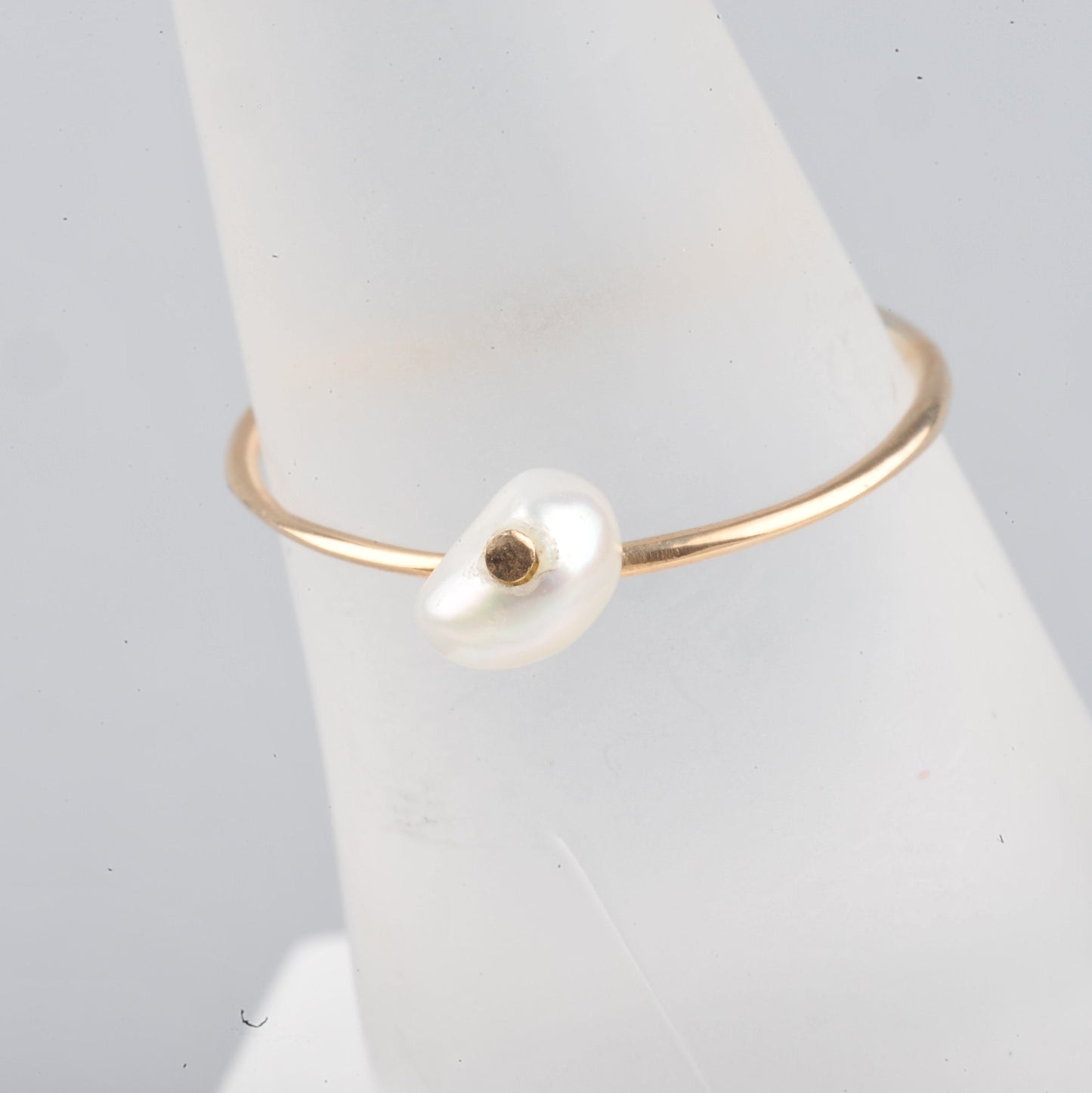
                  
                    Minimalistischer Ring aus recyceltem Gold mit Süßwasserperle
                  
                