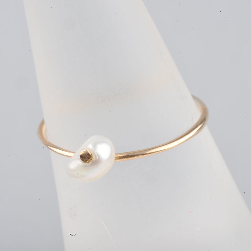 
                  
                    Minimalistischer Ring aus recyceltem Gold mit Süßwasserperle
                  
                