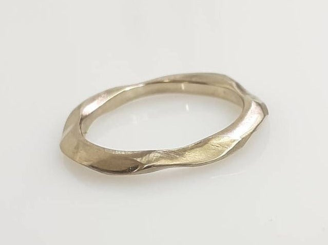 
                  
                    Diese Ringe sind handgefertigt, was bedeutet, dass jeder einzelne ein Unikat ist. Sie schlängeln sich um den Finger, jede Kurve unterscheidet sich subtil von der vorherigen.
                  
                