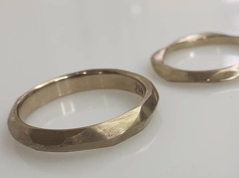 
                  
                    Diese Ringe sind handgefertigt, was bedeutet, dass jeder einzelne ein Unikat ist. Sie schlängeln sich um den Finger, jede Kurve unterscheidet sich subtil von der vorherigen.
                  
                