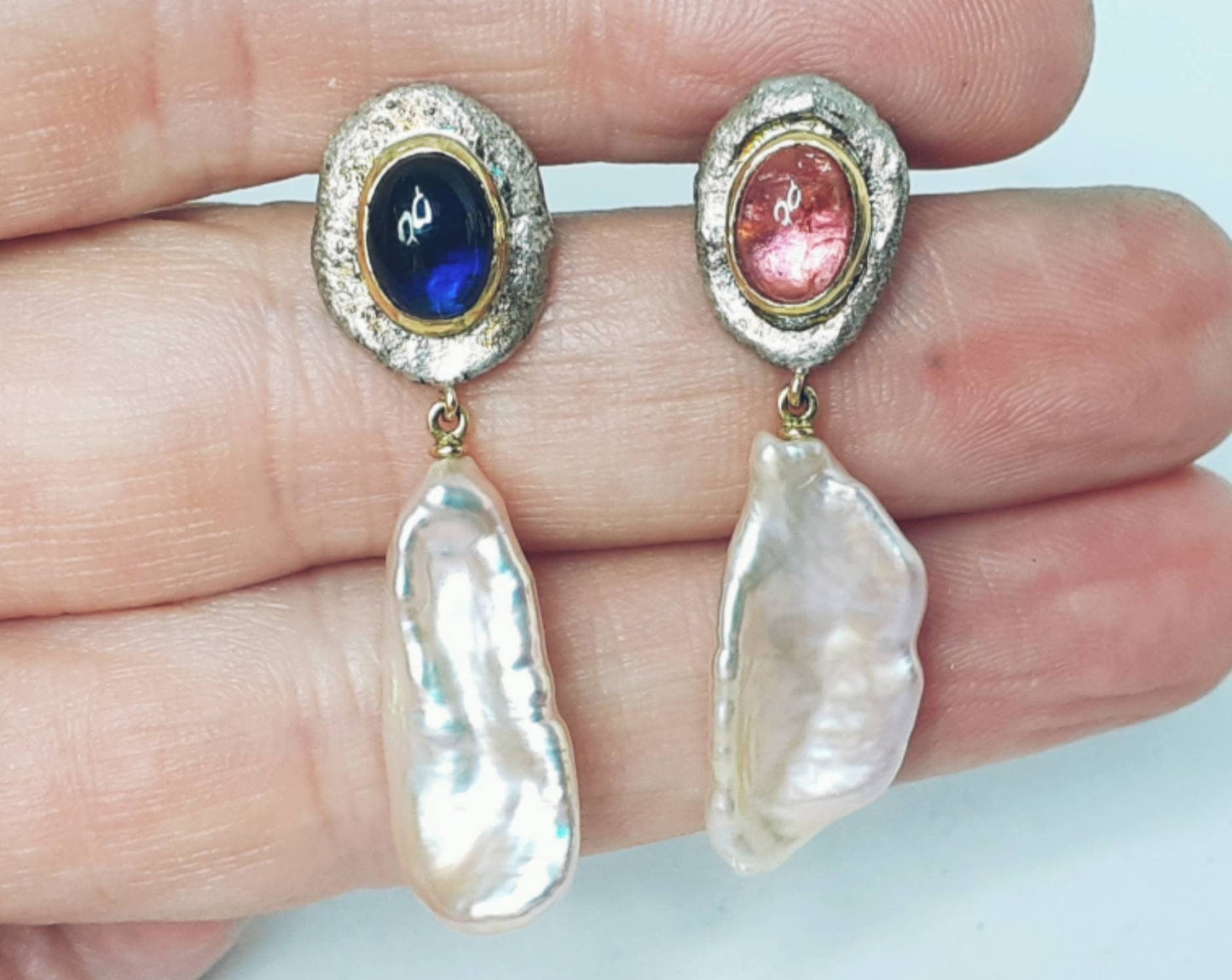 
                  
                    Süßwasser Perlen Ohrringe mit Kyanit und Turmalin
                  
                