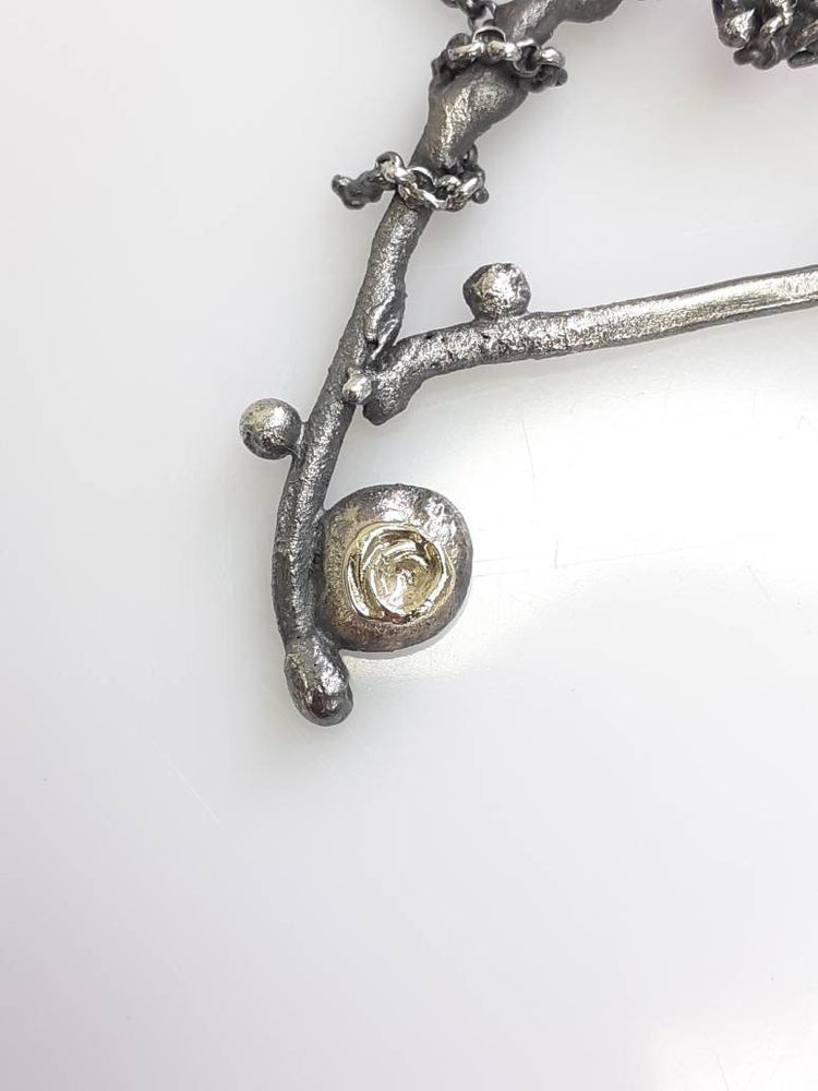 
                  
                    Recyceltes Silber und Gold Halskette mit Saphir
                  
                
