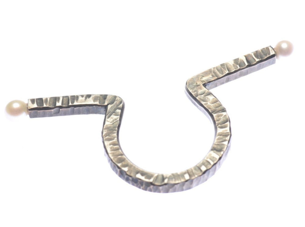 Dieser Omega Ring ist wirklich etwas Besonderes. Ein moderner Perlenring in gehämmertes, oxidiertes Silber im Kontrast zu leuchtend, weißen, echter Akoya Perlen.  Der Silberdraht hat ein 3 mm breites, quadratisches Profil.  Der Ring ist ein US 6, UK L1/2, European 12 (52mm Fingerumfang)