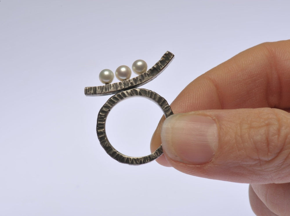 
                  
                    Oxidierter moderner Silberring mit Perlen
                  
                