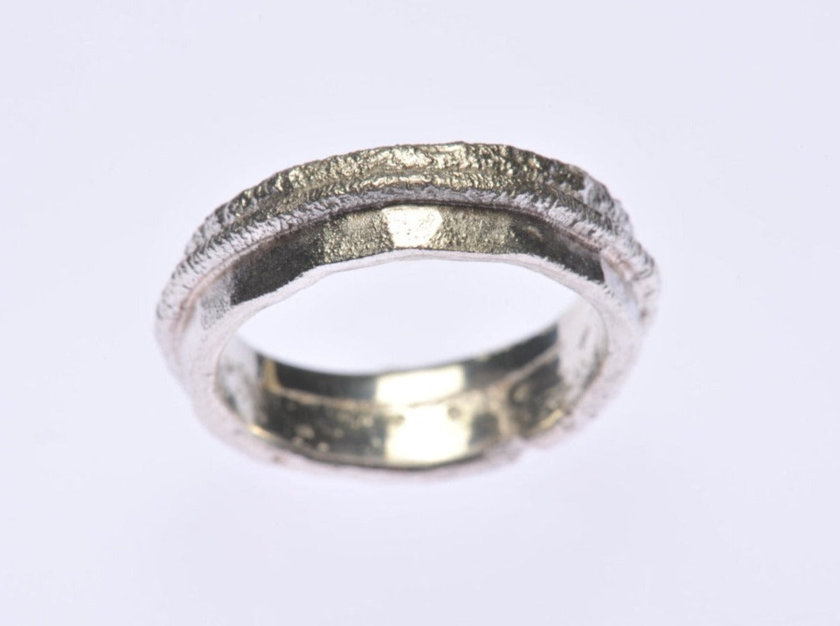 Dieser Ring ist etwas Besonderes: Die Kombination aus Geschicklichkeit und einem Hauch von Glück macht diese Handgemachte Unikat Silber Ring absolut einzigartig. Das Spektrum der Texturen auf diesem Stück ist bemerkenswert, teilweise gehämmertes Silber, teilweise geschmolzen. Sitzt wie Seide auf der Haut. 