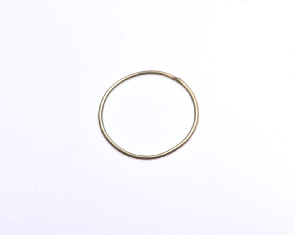 Dieser matte Ring aus recyceltem 14-karätigem Gelbgold kann einzeln oder als Teil eines Stapels getragen werden. Er ist verschmolzen, d. h. das Gold wird durch Erhitzen auf den Schmelzpunkt verbunden, wo es sich zusammenfügt. Dies verleiht ihm ein schönes organisches Aussehen.