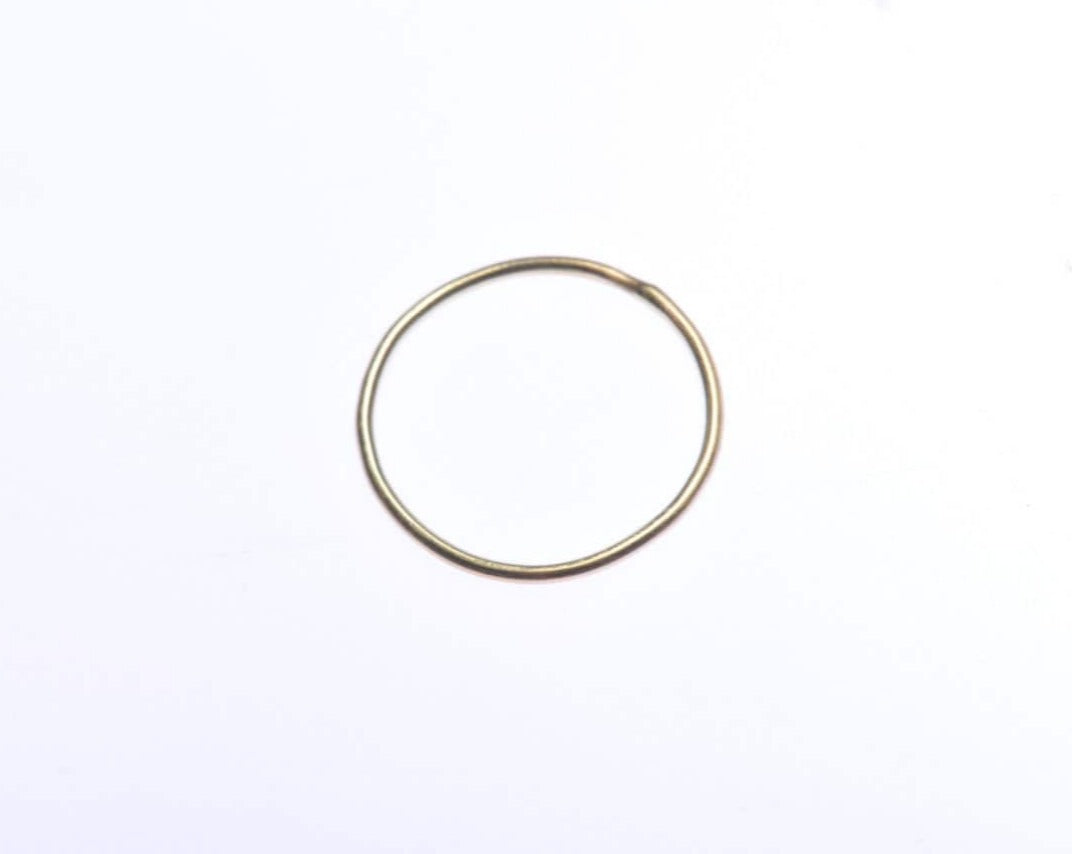 Dieser matte Ring aus recyceltem 14-karätigem Gelbgold kann einzeln oder als Teil eines Stapels getragen werden. Er ist verschmolzen, d. h. das Gold wird durch Erhitzen auf den Schmelzpunkt verbunden, wo es sich zusammenfügt. Dies verleiht ihm ein schönes organisches Aussehen.