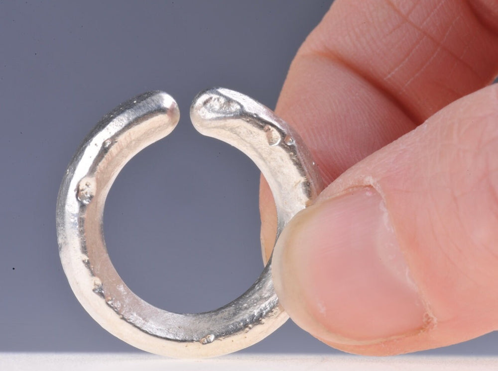 
                  
                    Sandguss offener Ring aus recyceltem Silber
                  
                