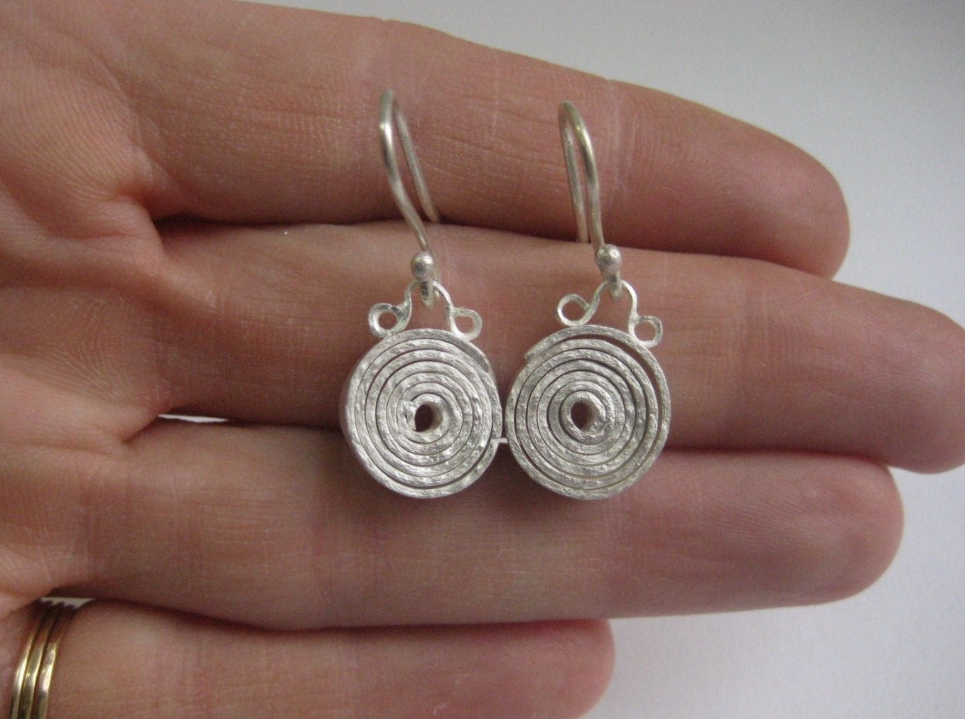 
                  
                    Spiralförmige Ohrringe aus recyceltem Silber
                  
                