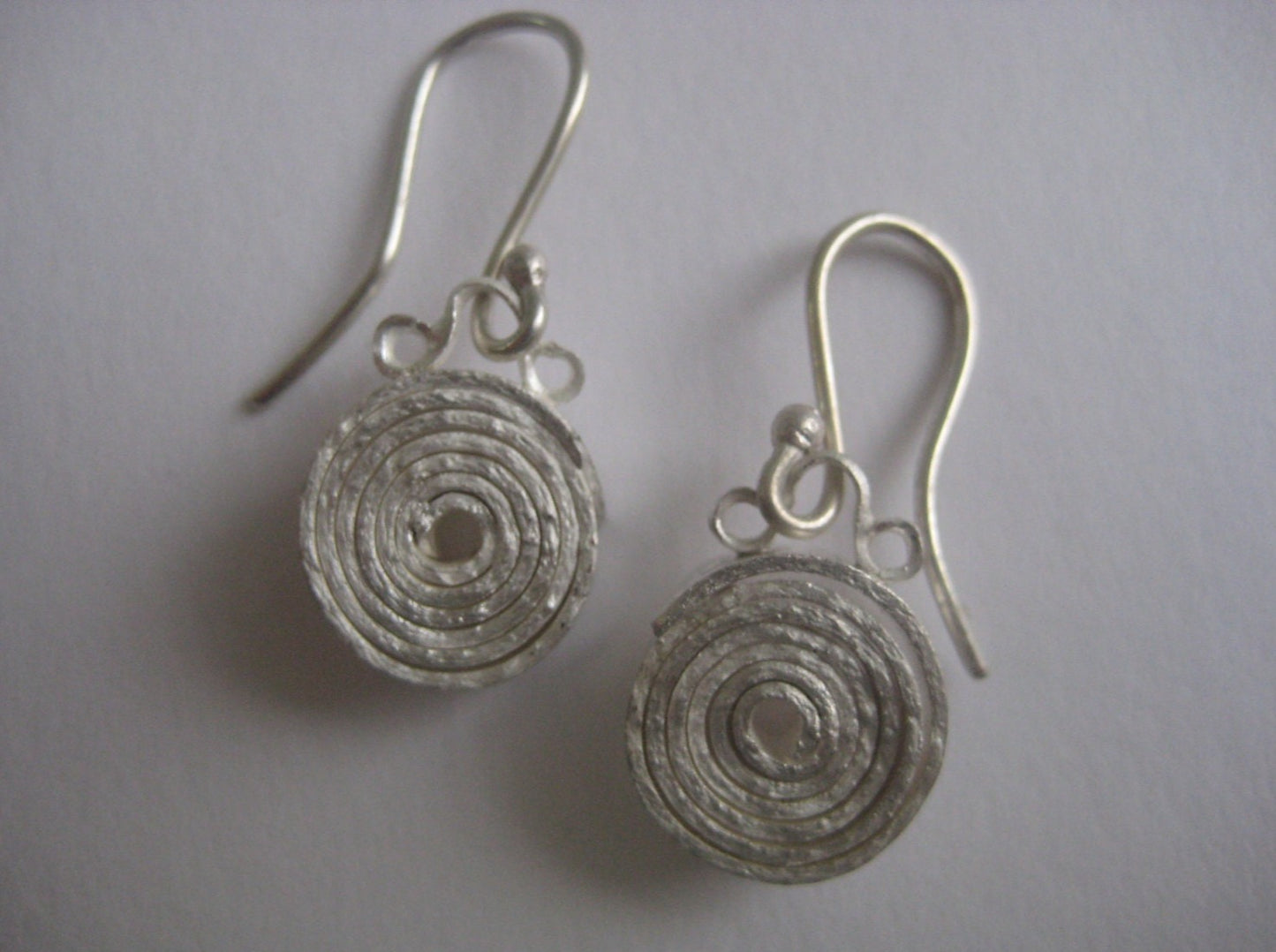 
                  
                    Spiralförmige Ohrringe aus recyceltem Silber
                  
                