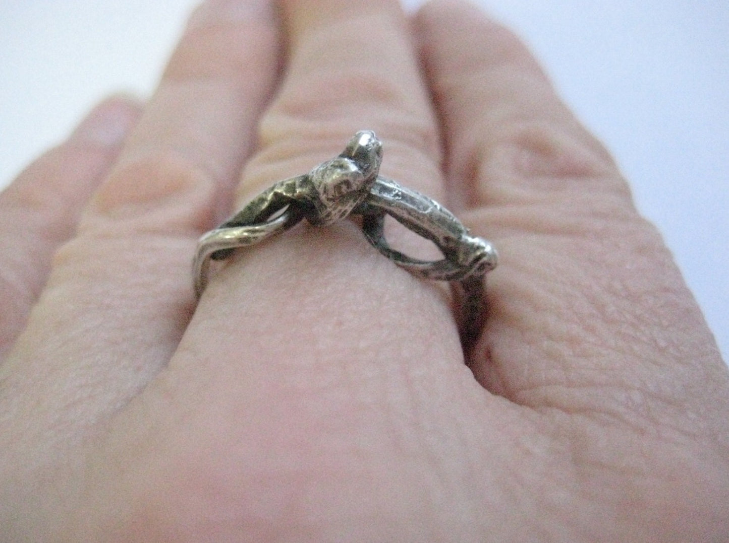 Oxidierter, gotischer, barocker, verschmolzener Ring aus recyceltem Silber Geschwärzt, verdreht und dennoch luftig und elegant, ist dieser Ring einzigartig.