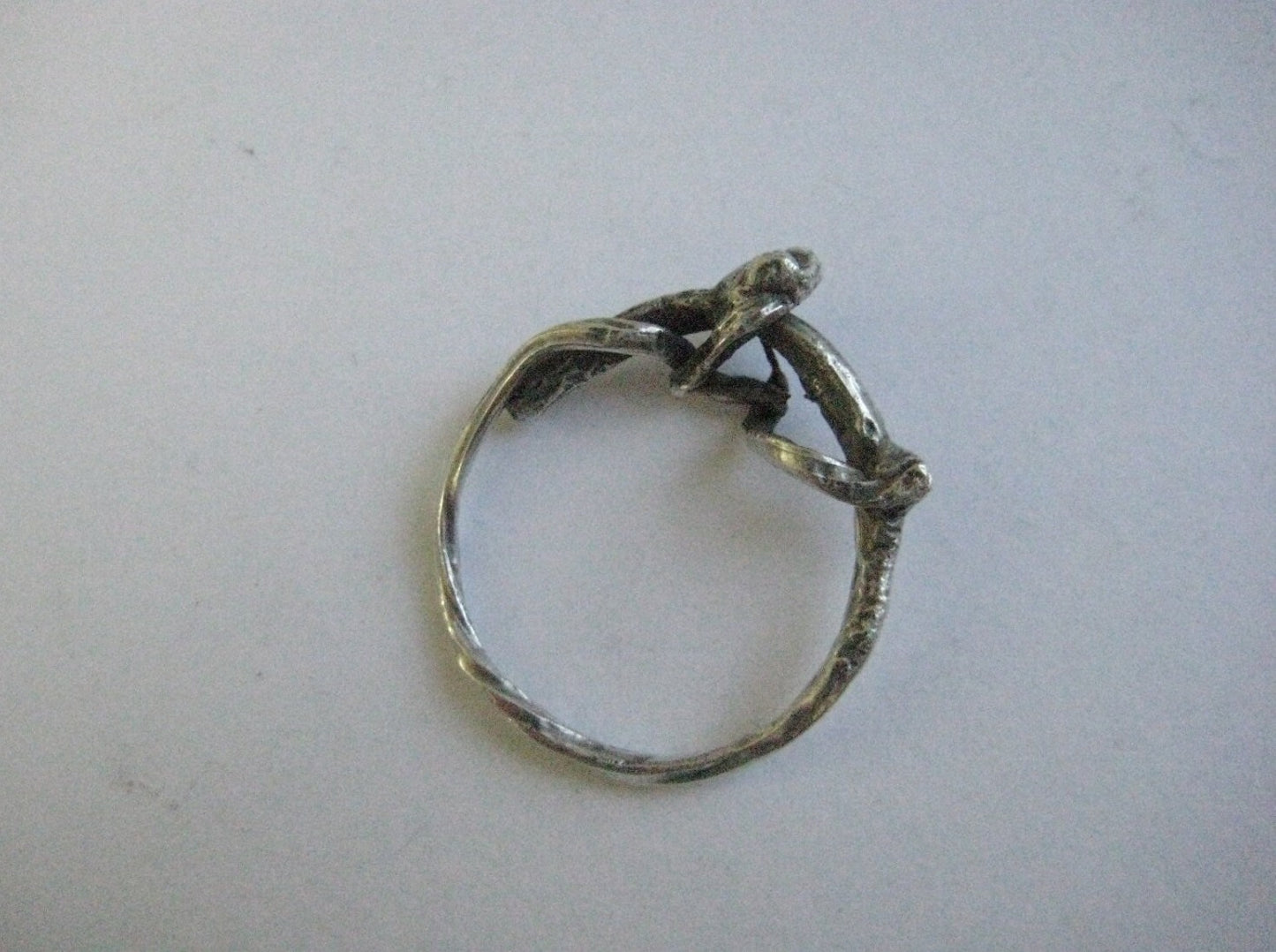 
                  
                    Oxidierter, gotischer, barocker, verschmolzener Ring aus recyceltem Silber Geschwärzt, verdreht und dennoch luftig und elegant, ist dieser Ring einzigartig.
                  
                