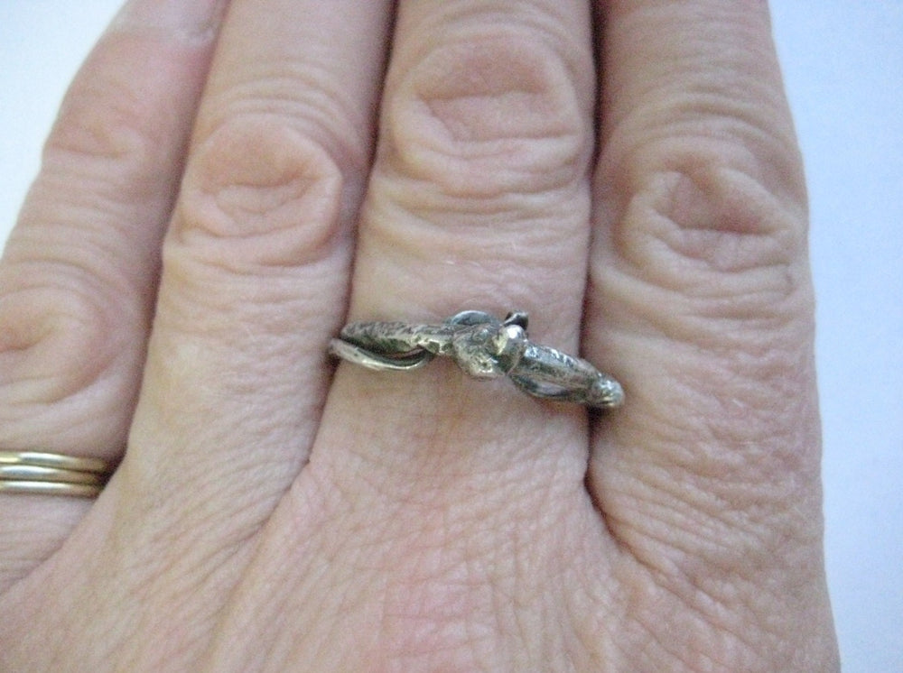 
                  
                    Oxidierter, gotischer, barocker, verschmolzener Ring aus recyceltem Silber Geschwärzt, verdreht und dennoch luftig und elegant, ist dieser Ring einzigartig.
                  
                