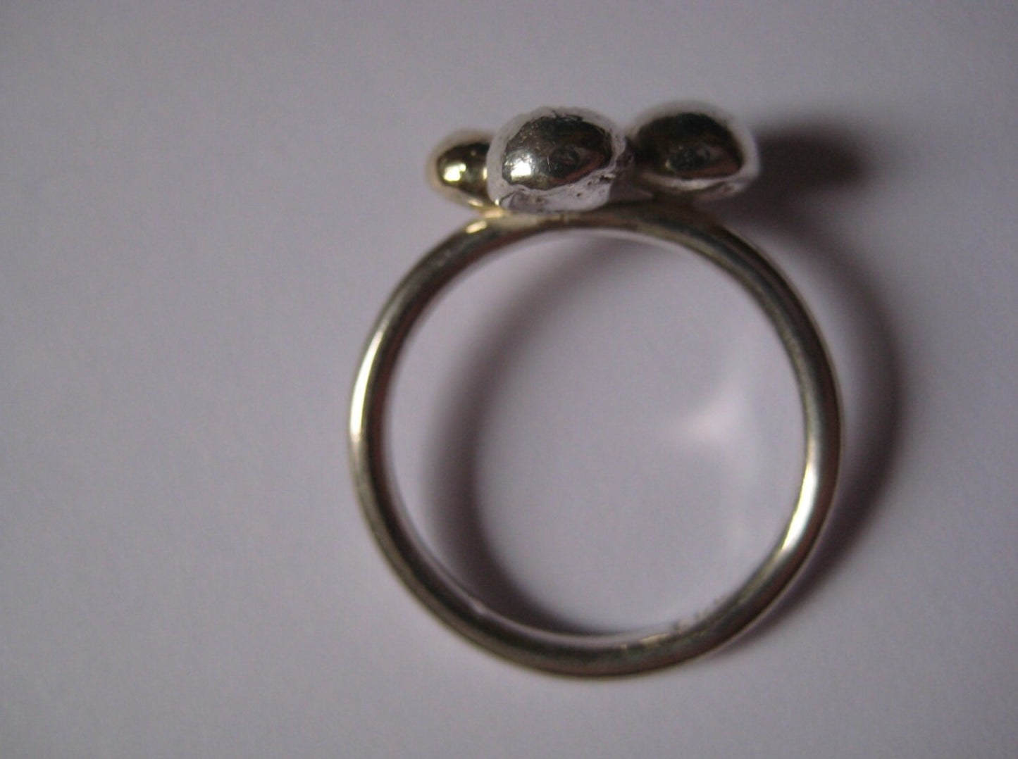 
                  
                    Recyceltes Silber und 8-karätiges Gold Vierblatt Ring mit Diamant
                  
                